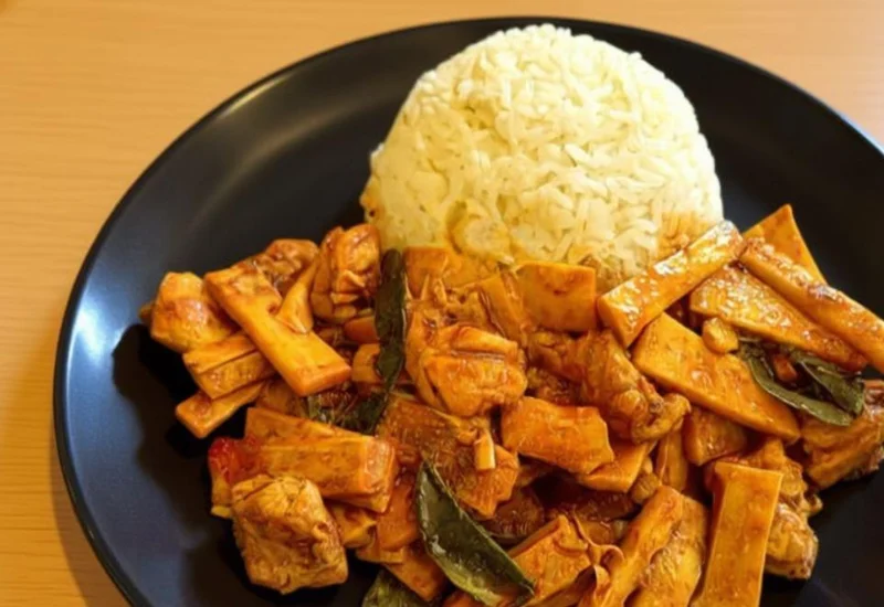 Hähnchen mit Bambussprossen und Jasminreis