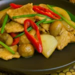 Gebratenes Schweinefleisch mit Austernsauce, Zwiebeln und Gemüse