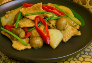 Gebratenes Schweinefleisch mit Austernsauce, Zwiebeln und Gemüse