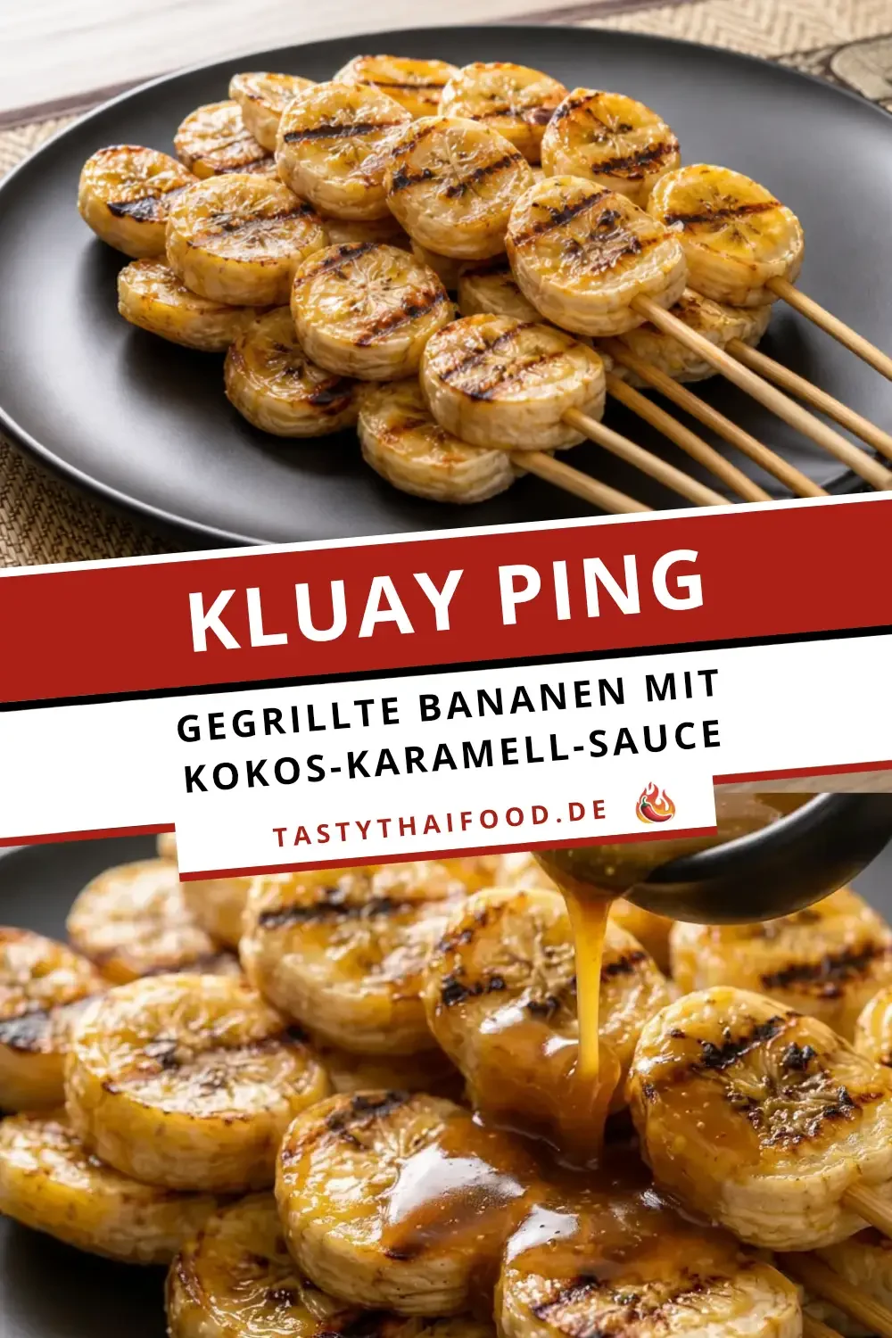 Gegrillte Bananen (Kluay Ping) auf Holzspießen, serviert auf einem schwarzen Teller. Die Bananenscheiben haben deutliche Grillstreifen und werden mit einer cremigen Kokos-Karamell-Sauce übergossen. Ein einfaches und authentisches Thai-Dessert zum Grillen.