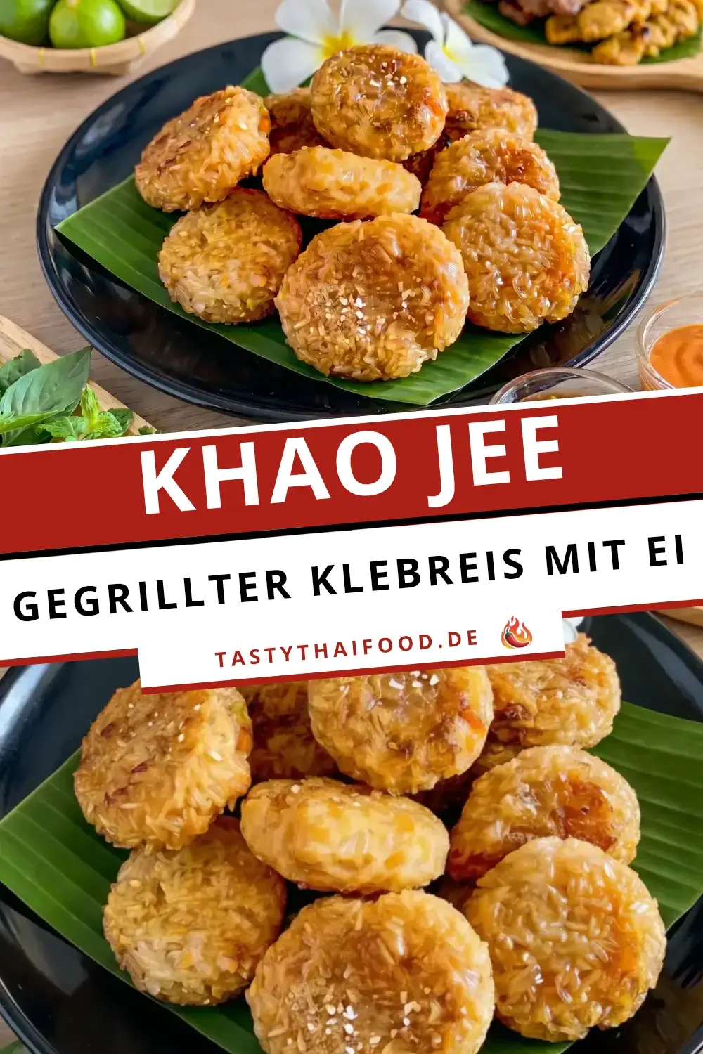 Ein Teller mit goldbraun gegrilltem Klebreis mit Ei (Khao Jee). Die runden, knusprigen Reis-Patties liegen auf einem Bananenblatt und sind ein authentischer Thai-Streetfood-Snack zum Grillen.