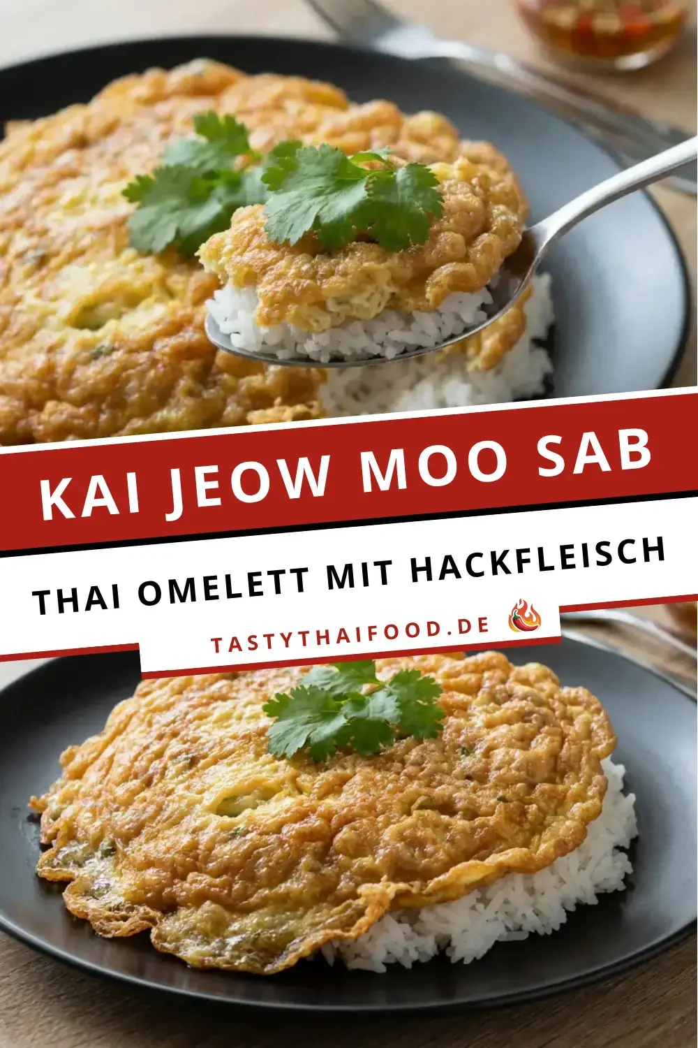 Ein hochkant gestaltetes Pinterest-Grafik-Design zum Rezept Kai Jeow Moo Sab. Es zeigt zwei Bildausschnitte eines goldbraun frittierten thailändischen Omeletts mit Hackfleisch, das auf weißem Jasminreis auf einem schwarzen Teller serviert wird. Das obere Bild zeigt einen Löffel, der eine Portion des Omeletts mit frischem Koriander anhebt. In der Mitte trennt ein roter und weißer Balken die Bilder mit der Aufschrift: "KAI JEOW MOO SAB – THAI OMELETT MIT HACKFLEISCH – TASTYTHAIFOOD.DE".